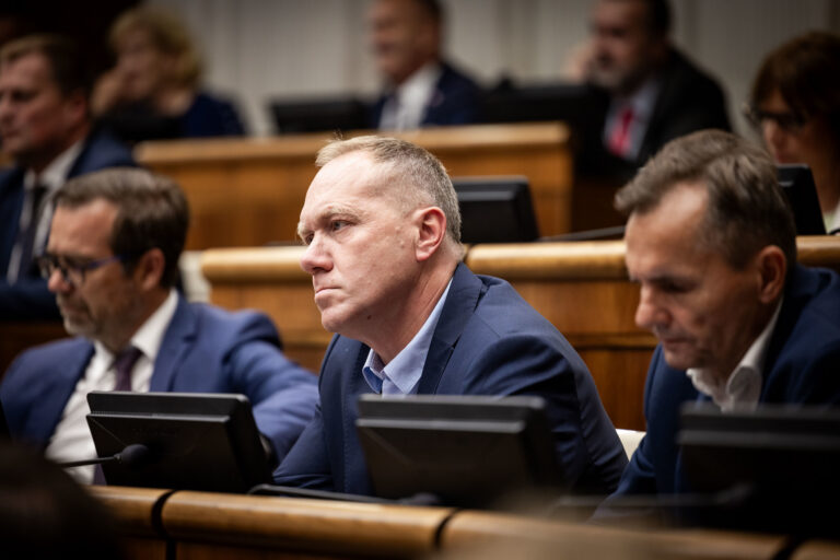 Premiér Fico si aj vo volebnom roku prilepší o 63 tisíc eur, ale rodinám s deťmi stále peniaze berie. Ficov rozpočet má pomýlené priority