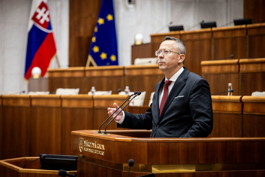 Ficov rozpočet rodinám s deťmi berie, ale oligarchom necháva stámilióny eur z mimoriadnych ziskov